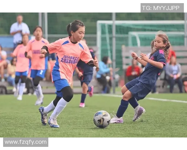 世界顶级女足球员踢球精彩瞬间展示及个人魅力分析